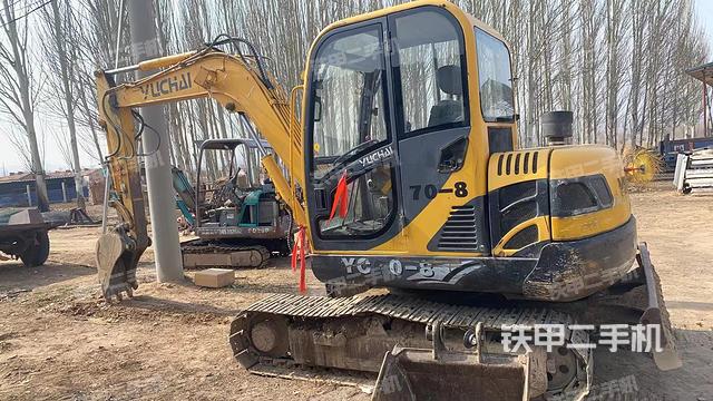 驾驶室顶部（整机外观）