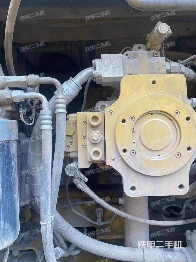 液压泵舱室正面整体（整机外观）