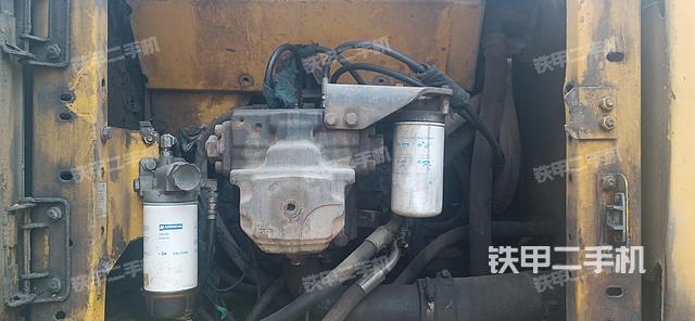 液压泵舱室正面整体（整机外观）