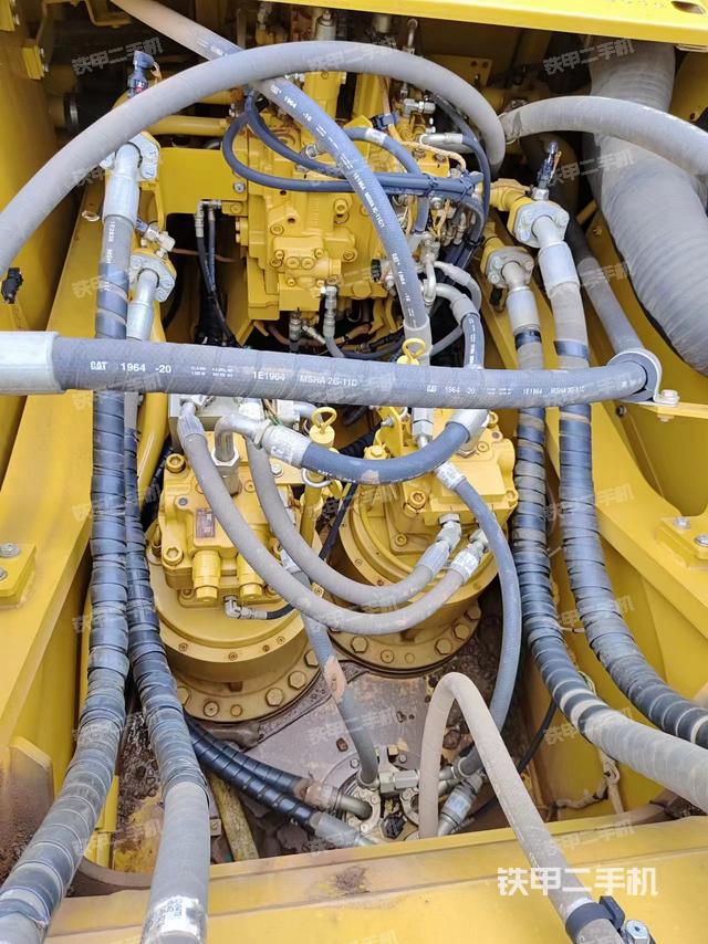 回转马达和主控阀（整机外观）