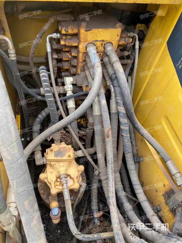 回转马达和主控阀（整机外观）