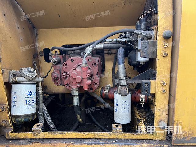 液压泵舱室正面整体（整机外观）