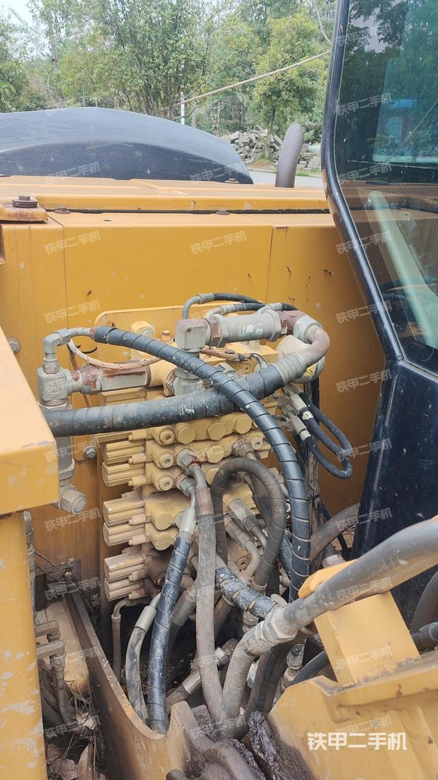 回转马达和主控阀（整机外观）