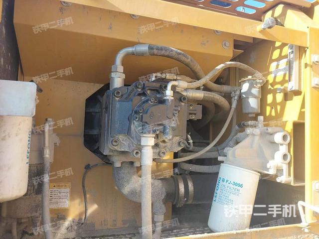 回转马达和主控阀（整机外观）