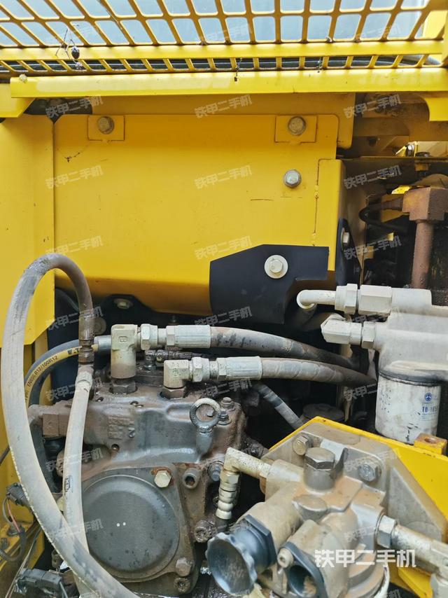 液压泵舱室正面整体（整机外观）