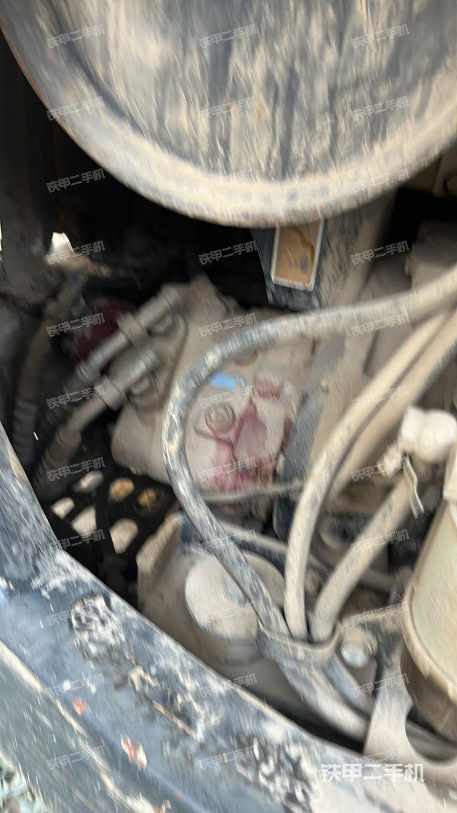 液压泵舱室正面整体（整机外观）