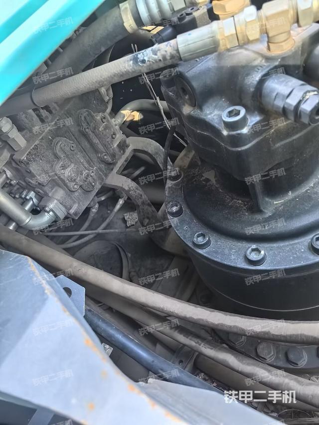 回转马达和主控阀（整机外观）