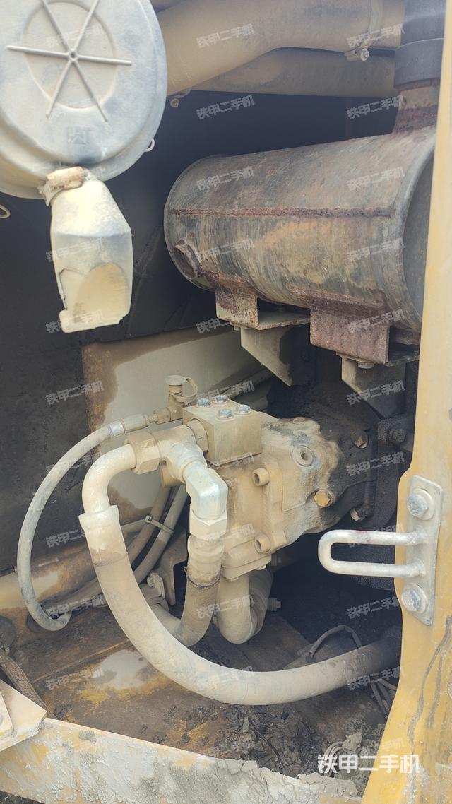 液压泵舱室正面整体（整机外观）