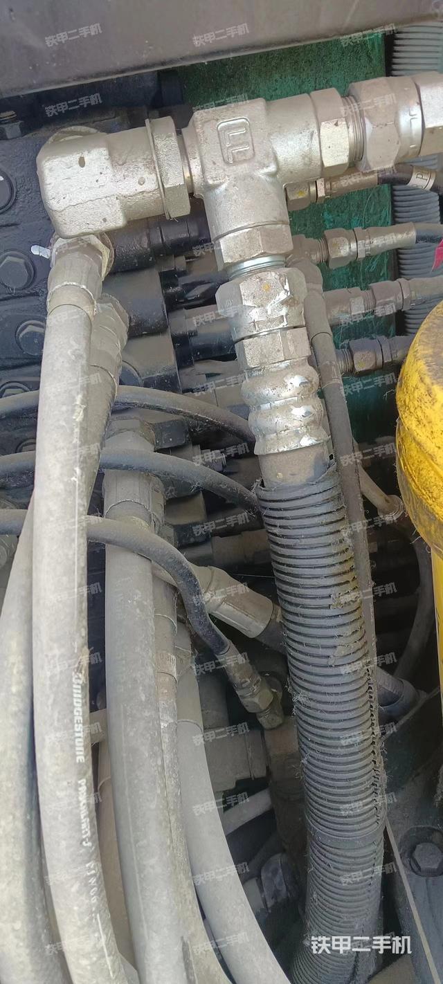 回转马达和主控阀（整机外观）