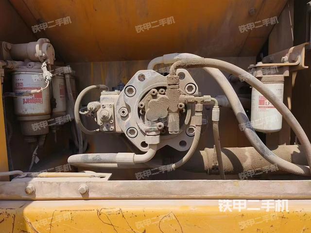 液压泵舱室正面整体（整机外观）