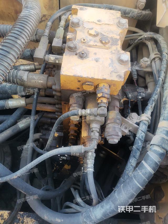 回转马达和主控阀（整机外观）