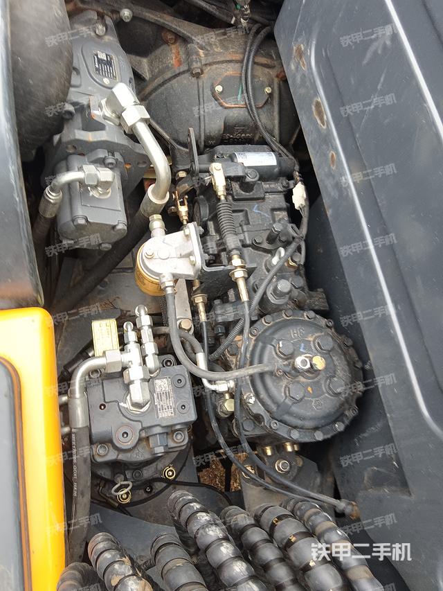 回转马达和主控阀（整机外观）