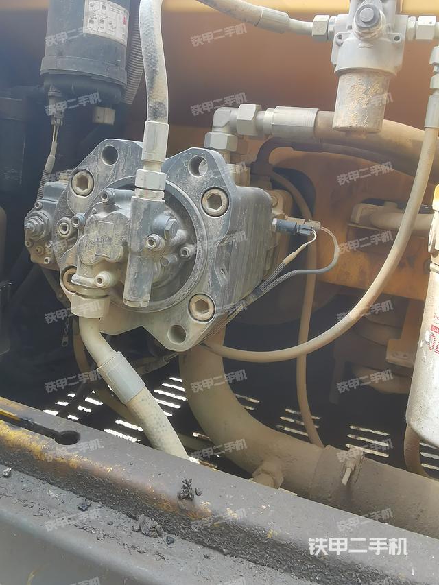 液压泵舱室正面整体（整机外观）