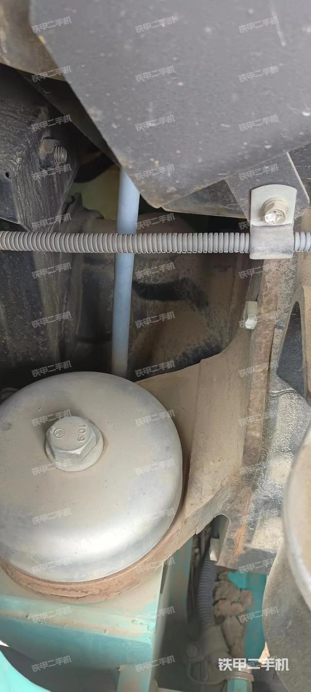 液压泵舱室正面整体（整机外观）