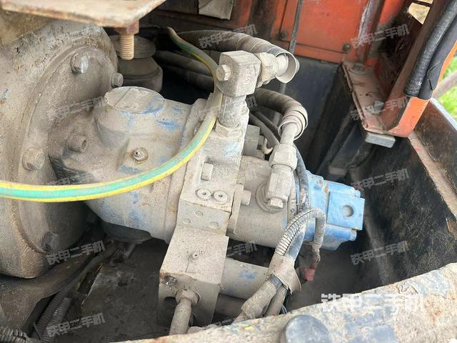 液压泵舱室正面整体（整机外观）