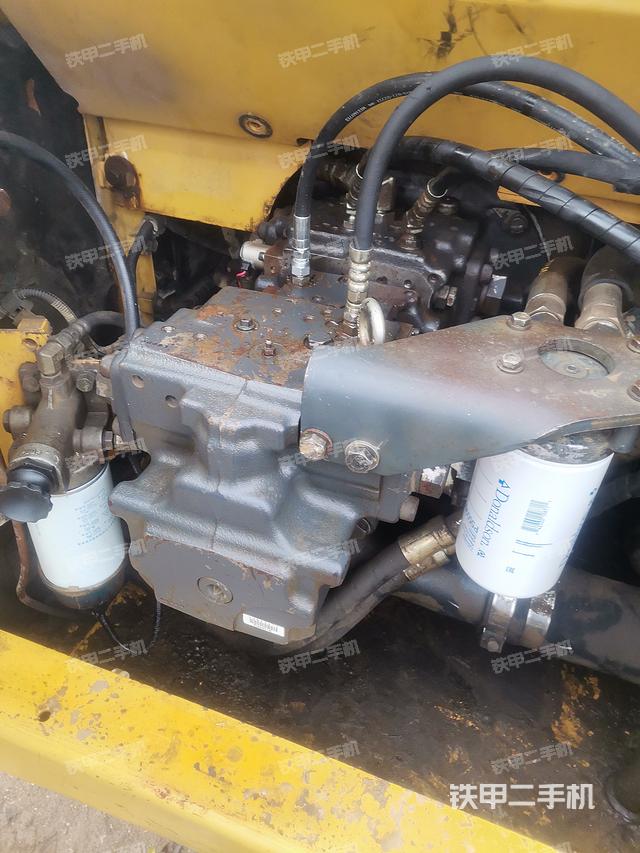 液压泵舱室正面整体（整机外观）