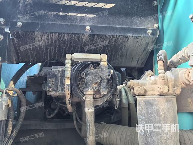 液压泵舱室正面整体（整机外观）