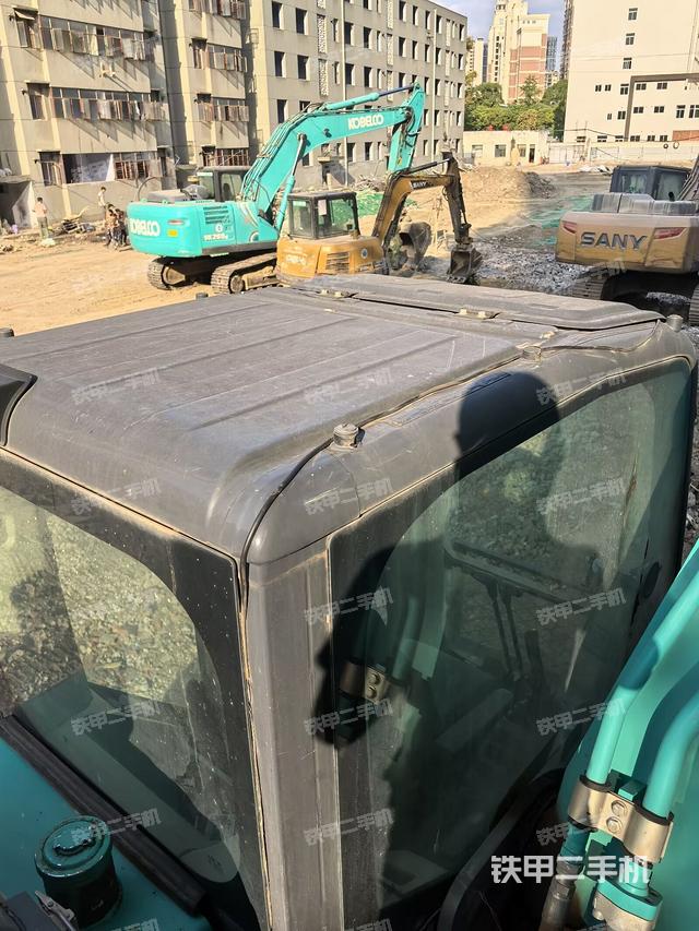 驾驶室顶部（整机外观）