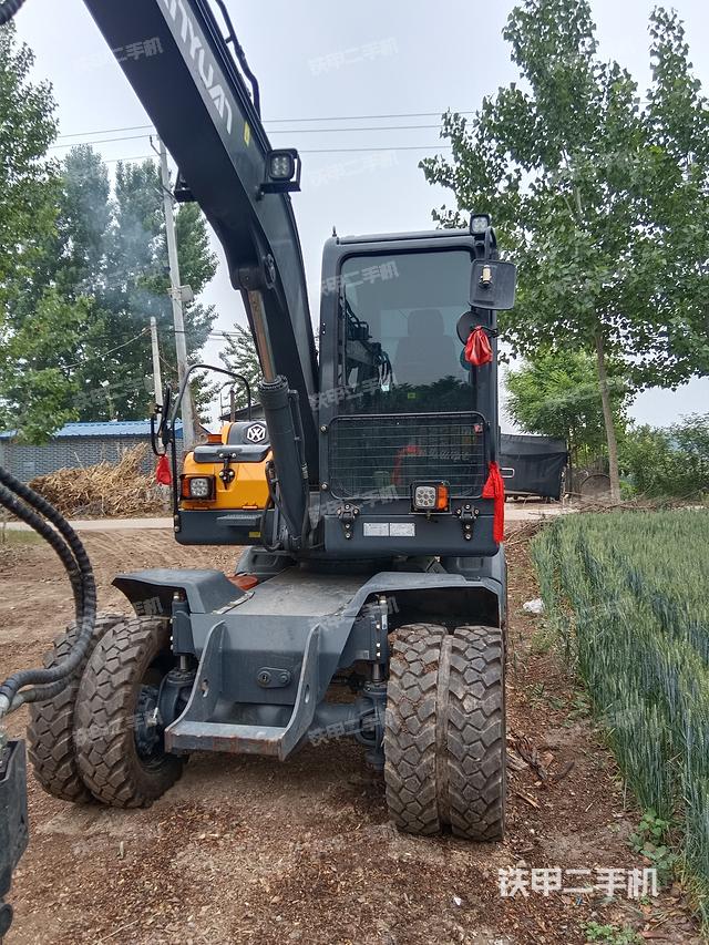 液压泵舱室正面整体（整机外观）