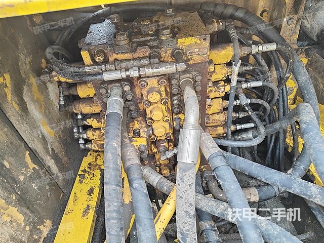 回转马达和主控阀（整机外观）