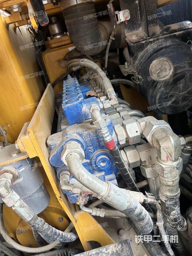 回转马达和主控阀（整机外观）