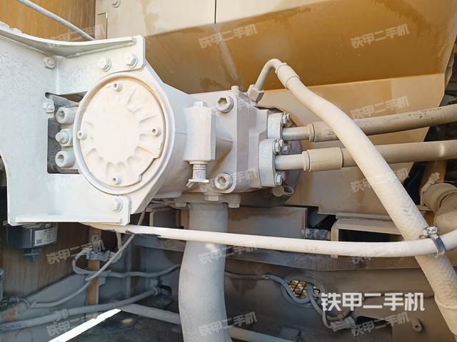 液压泵舱室正面整体（整机外观）