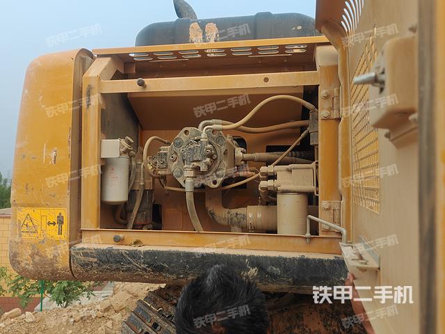 液压泵舱室正面整体（整机外观）