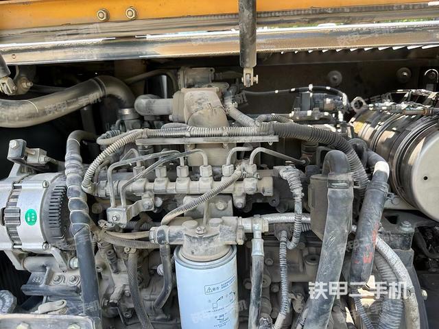 液压泵舱室正面整体（整机外观）