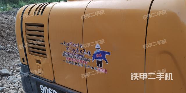 液压泵舱室正面整体（整机外观）