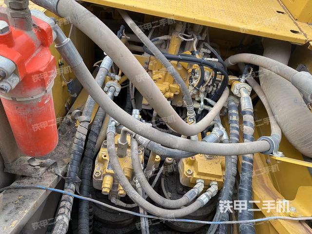 回转马达和主控阀（整机外观）