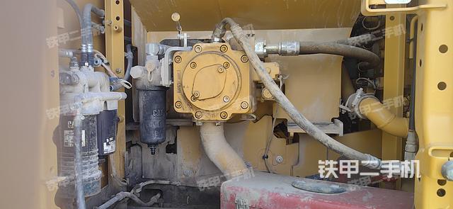 液压泵舱室正面整体（整机外观）