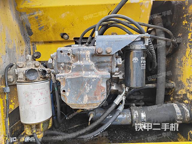 液压泵舱室正面整体（整机外观）