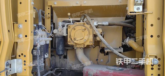 液压泵舱室正面整体（整机外观）