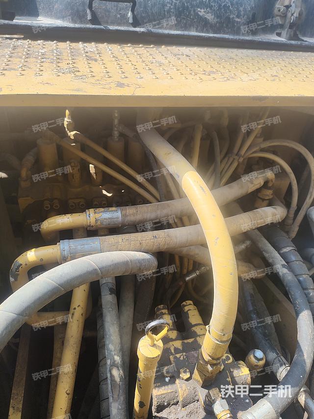 回转马达和主控阀（整机外观）