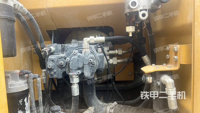 液压泵舱室正面整体（整机外观）