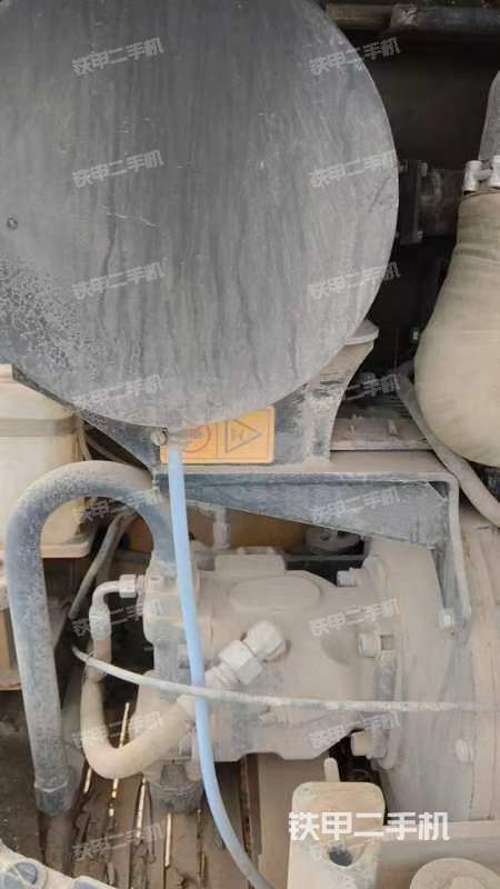 液压泵舱室正面整体（整机外观）