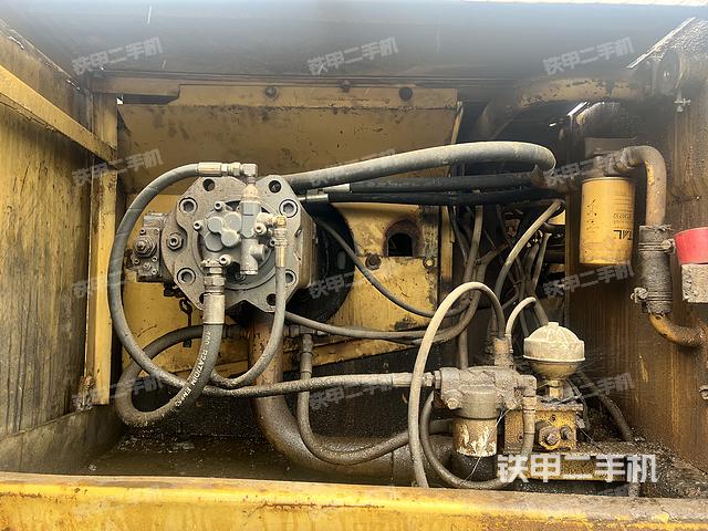 液压泵舱室正面整体（整机外观）