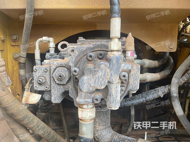 液压泵舱室正面整体（整机外观）