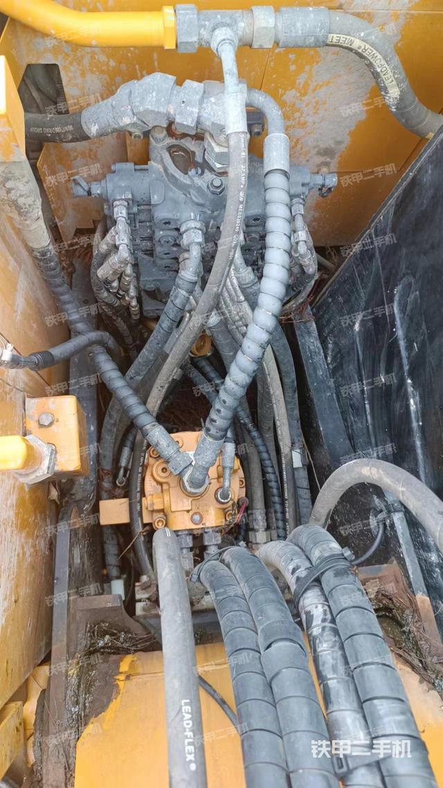 回转马达和主控阀（整机外观）