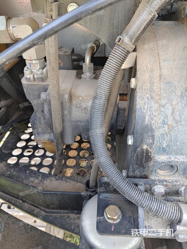 液压泵舱室正面整体（整机外观）