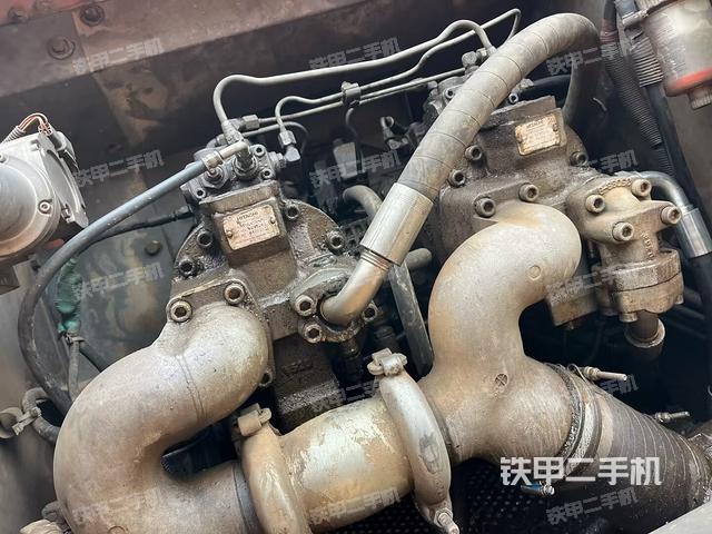 液压泵舱室正面整体（整机外观）