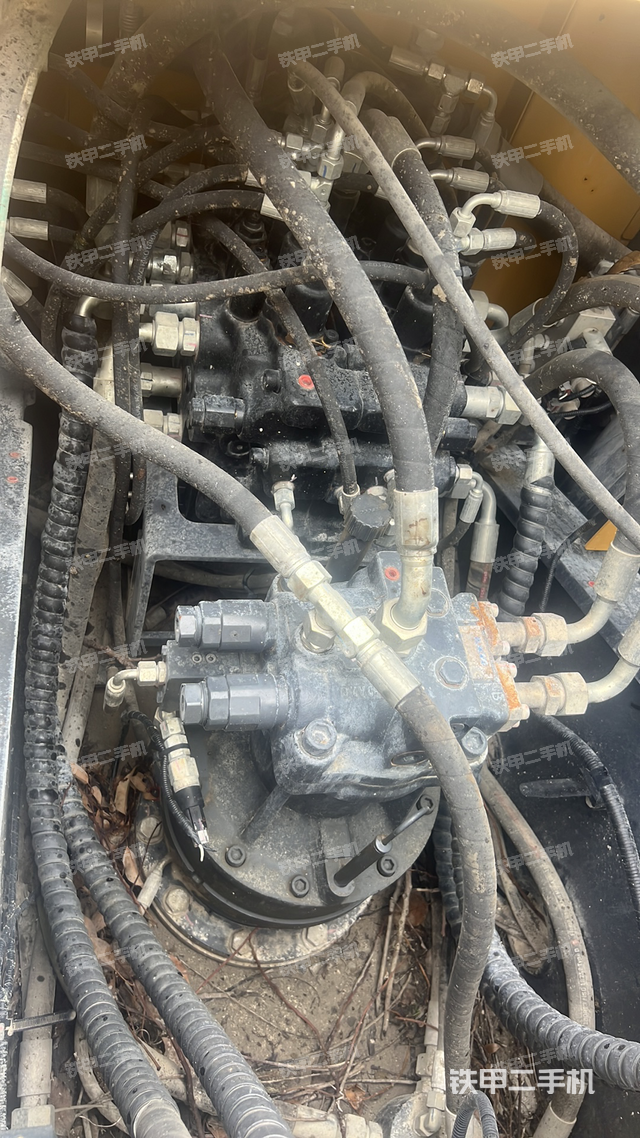 回转马达和主控阀（整机外观）