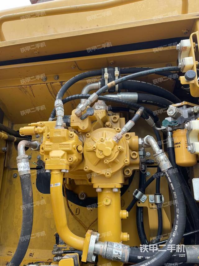 液压泵舱室正面整体（整机外观）