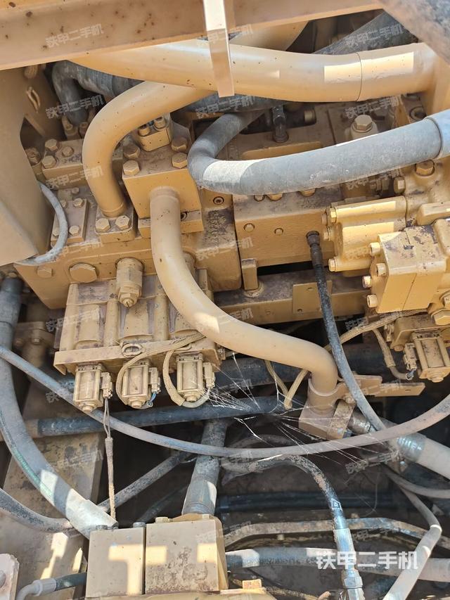 回转马达和主控阀（整机外观）