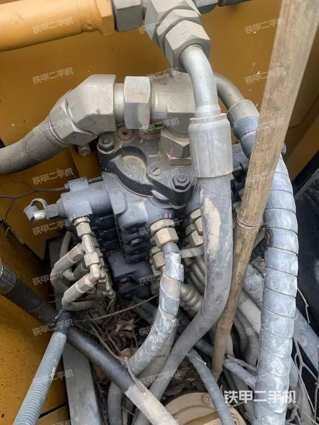 回转马达和主控阀（整机外观）