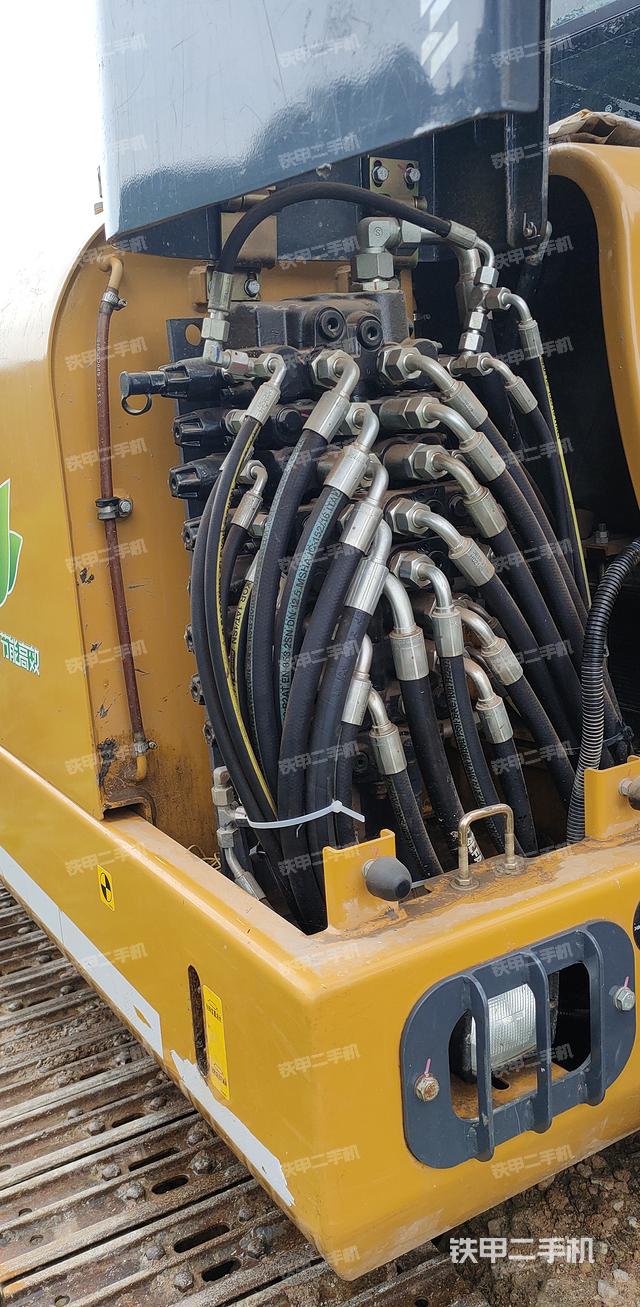 液压泵舱室正面整体（整机外观）