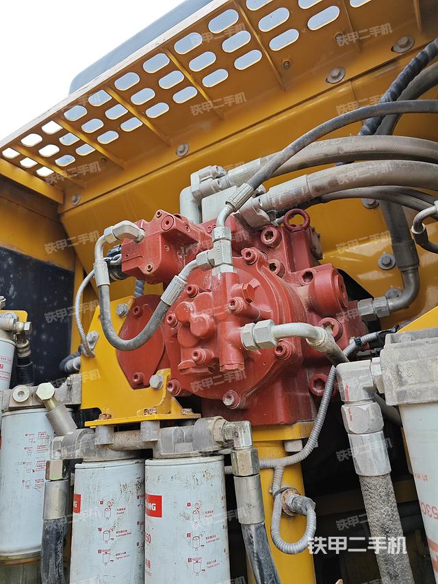 液压泵舱室正面整体（整机外观）