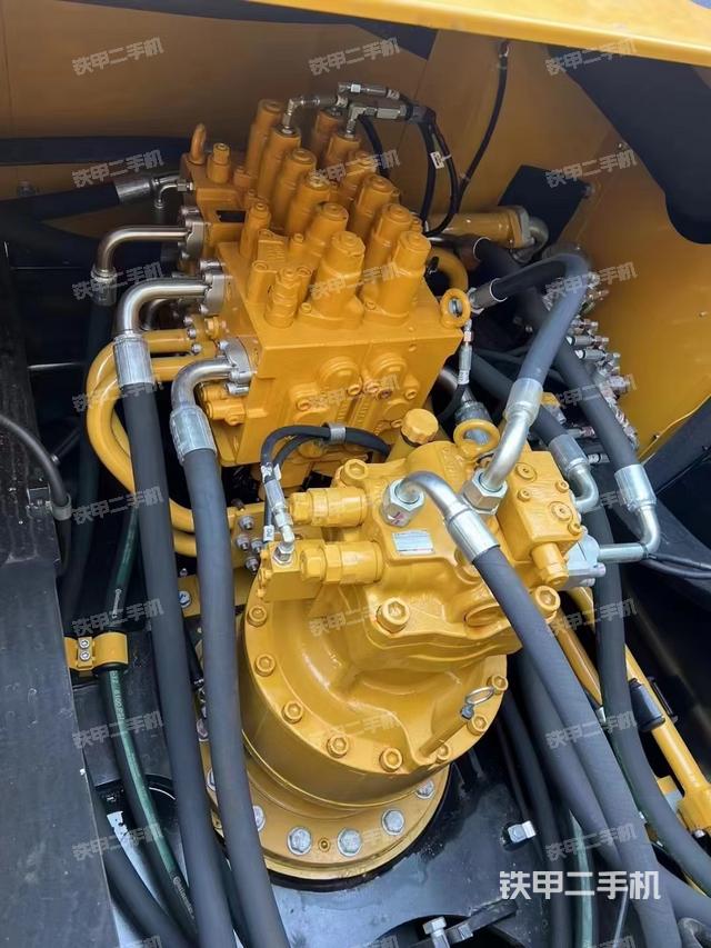 回转马达和主控阀（整机外观）