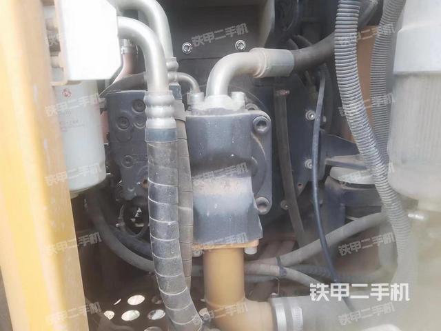 液压泵舱室正面整体（整机外观）