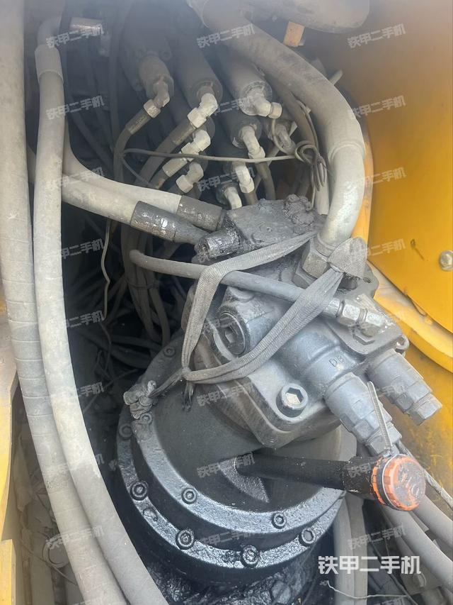 回转马达和主控阀（整机外观）